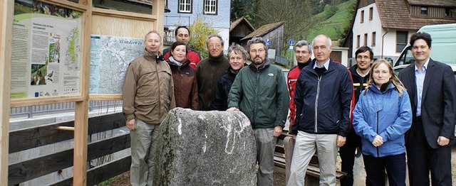 Vor der neuen Info-Tafel (von links): ...itzer und Brgermeister Holger Krezer   | Foto: Roland Gutjahr