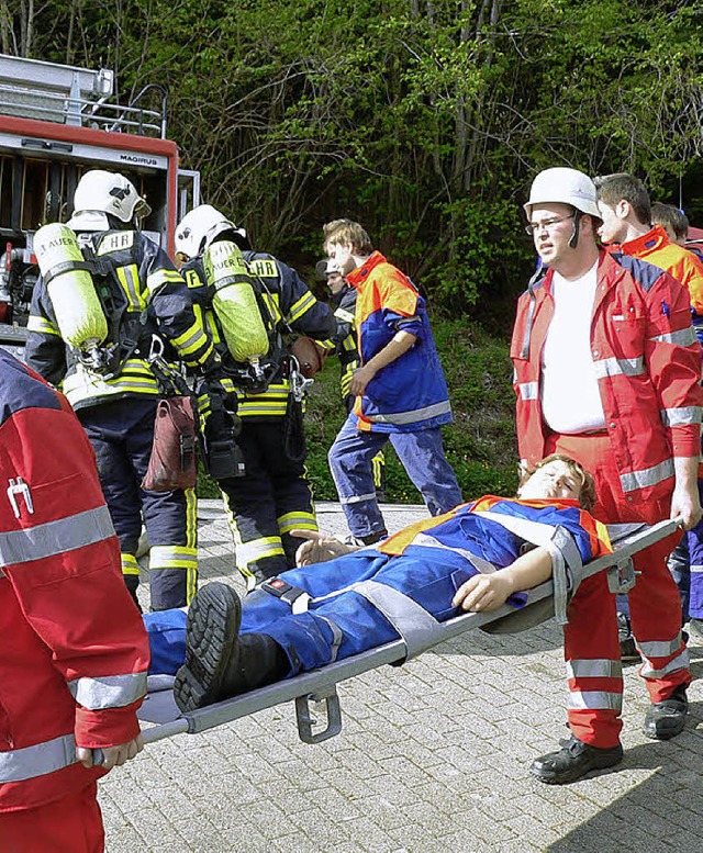 Enge Zusammenarbeit: Whrend sich die ...rletzten&#8220; aus der Gefahrenzone.   | Foto: Kurt Meier
