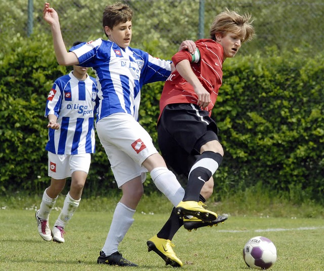 Davide Trefzer von der U15 des SV Weil...im Vorrundenduell gegen  Offenburg.     | Foto: kaufhold