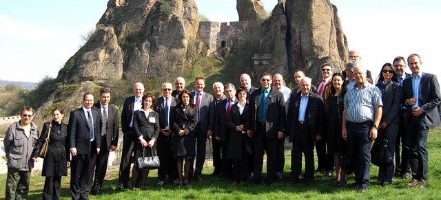 Die Ortenauer Delegation mit Vidiner G...ern vor den Felsen von Belogradtschik.  | Foto: Fotos: Landratsamt