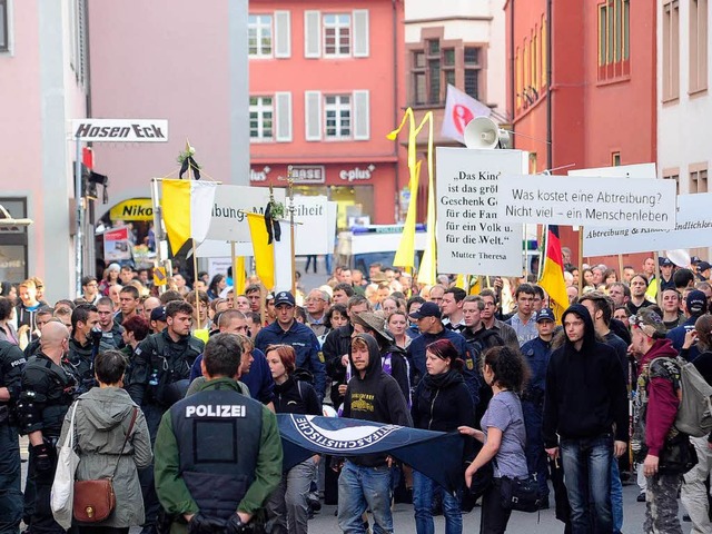 Unter Polizeischutz und Gegenprotest demonstrierten die Piusbrder.  | Foto: Thomas Kunz
