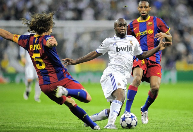 Kein Durchkommen: Real Madrids Lassana...tte) wird von  Carles Puyol gestoppt.   | Foto: afp