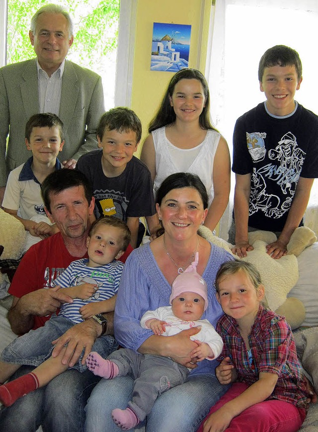 Familienbild mit Ortsvorsteher: Ottmar...hrenpatenschaft des Bundesprsidenten.  | Foto: A. freyer