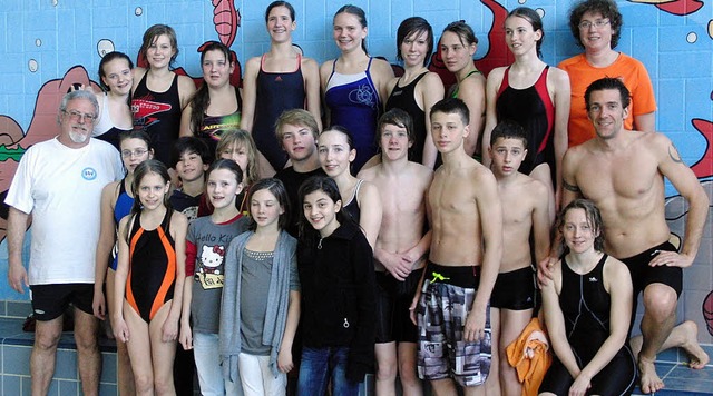 Mitglieder der Schwimmgemeinschaft Bad...ationalen Pokalschwimmen in Grenzach.   | Foto: Privat