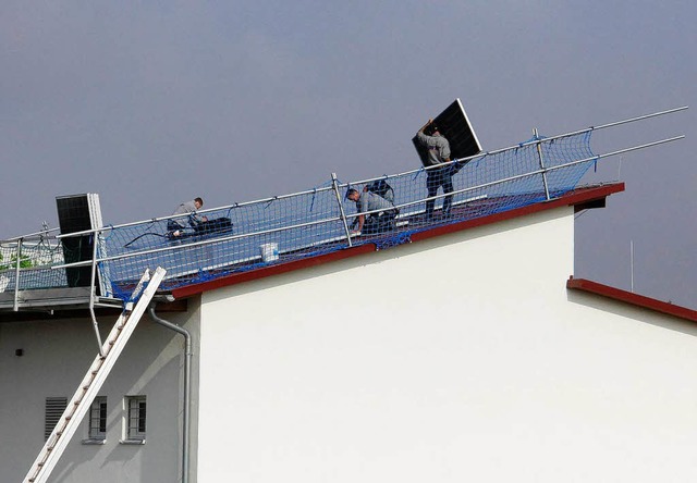 Montage einer Photovoltaikanlage auf dem Dach des neuen Endinger Jugendtreffs.  | Foto: Hans-Peter Ziesmer