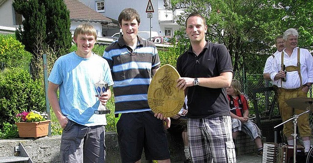 Siegerehrung:  Martin Berger (links) g...des SV, Marc Zimmermann, gratulierte.   | Foto: Ilona Seifermann