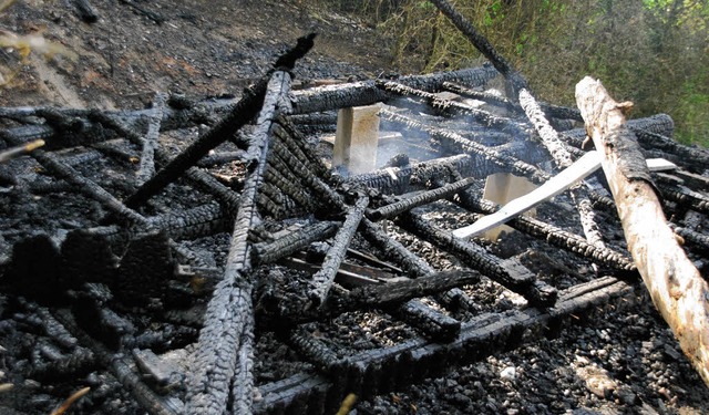 Das war einmal eine Holzhtte, die am ...nerstag im Grenzacher Wald abbrannte.   | Foto: Ralf Staub