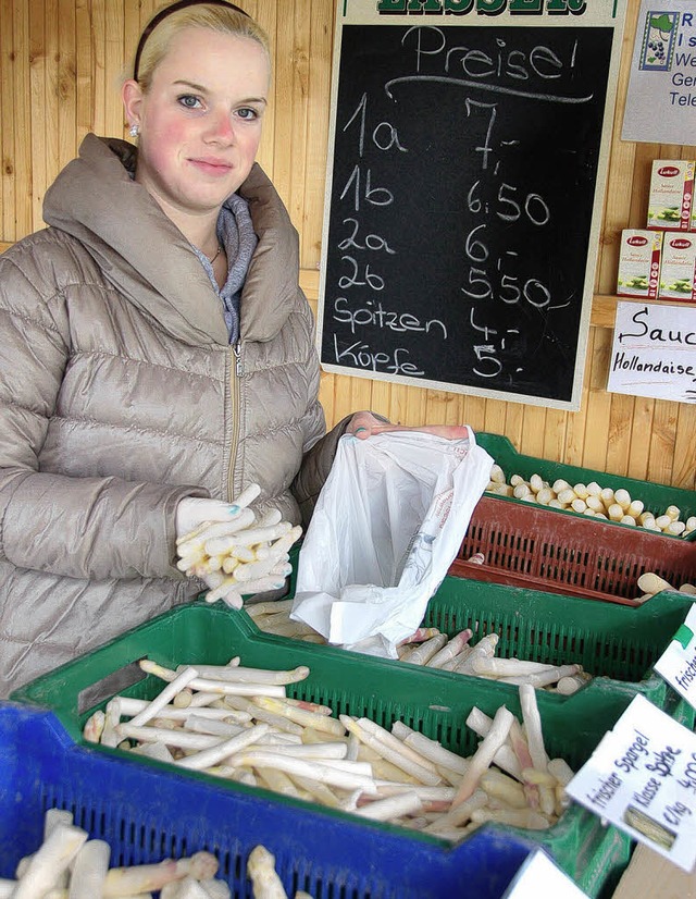 Wieviel darf&#8217;s sein? Melanie Gri... genug der weien Stangen im Angebot.   | Foto: Langelott