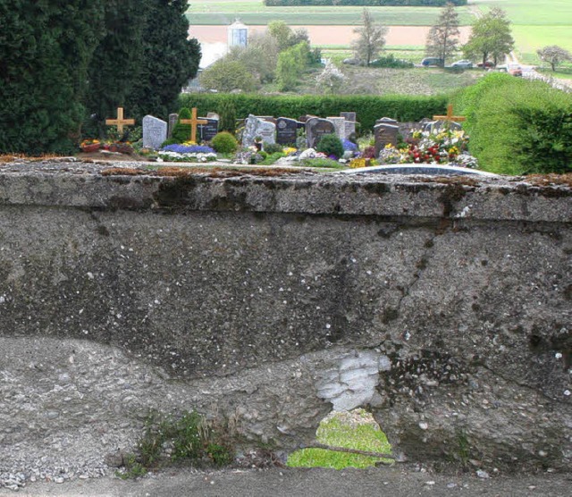 Die  Friedhofsmauer in Fischingen muss erneuert  werden.   | Foto: Cremer
