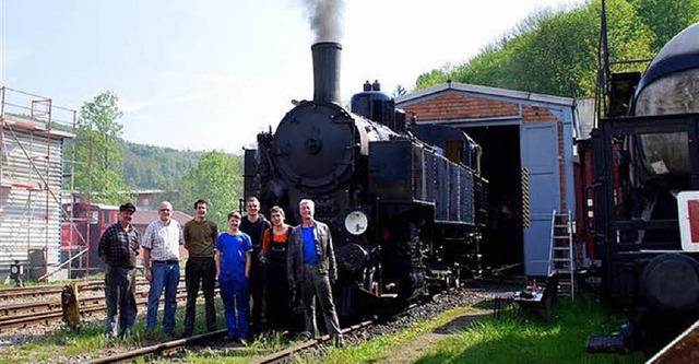 Sie sind stolz auf die Restaurierung i...: die Helfer vom Verein Kandertalbahn.  | Foto: Privat