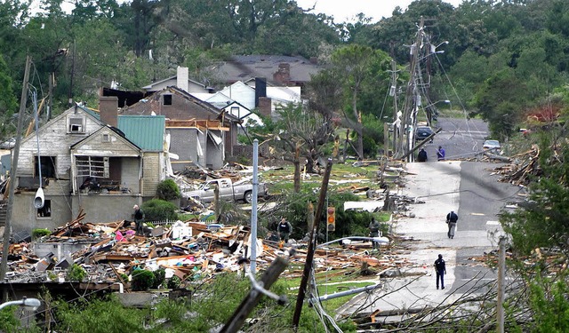 Eine Schneise der Verwstung hat ein T... US-Bundesstaat Alabama hinterlassen.   | Foto: dpa