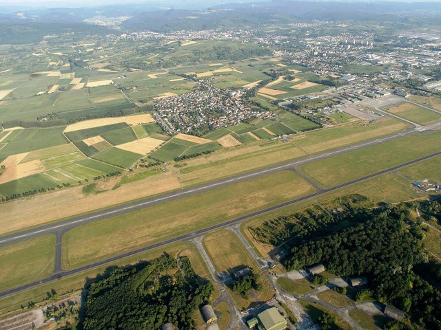 Die Landesbahn und die Anteile an der ...ahrer Flugplatzes  stehen zum Verkauf.  | Foto: Michael Bamberger