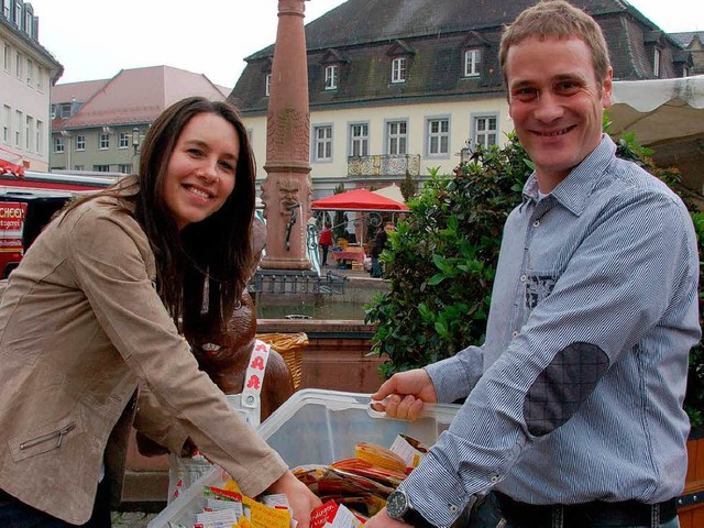 Constanze Kammel und Marcel Jundt zieh...eisrtsels der Initiative Einzelhandel  | Foto: Sylvia-Karina Jahn