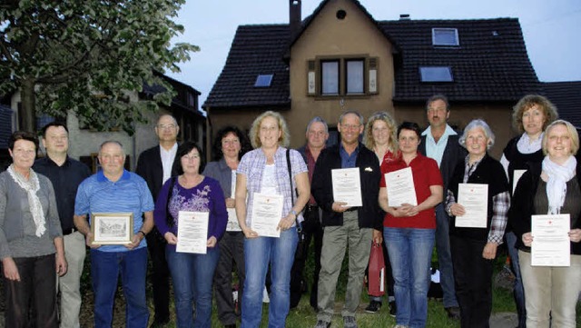 In  der Ortschaftsratssitzung zeichnet...links) brachte es auf 100 Blutspenden.  | Foto: Roland vitt