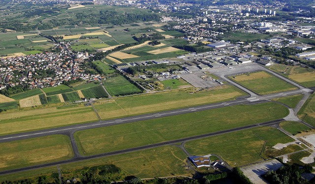 Fr die Landebahn und den darunter lie...esellschaft Black Forest Airport Lahr.  | Foto: MICHAEL BAMBERGER