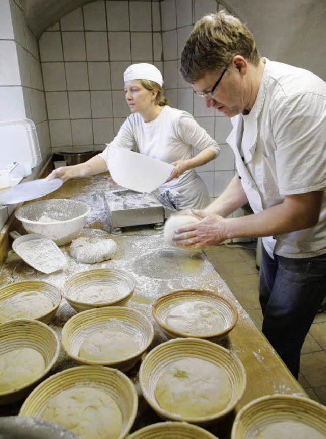 Das Ehepaar Anne und Rainer Schnebel beim Brotbacken im ehemaligen Kuhstall  | Foto: christoph  breithaupt