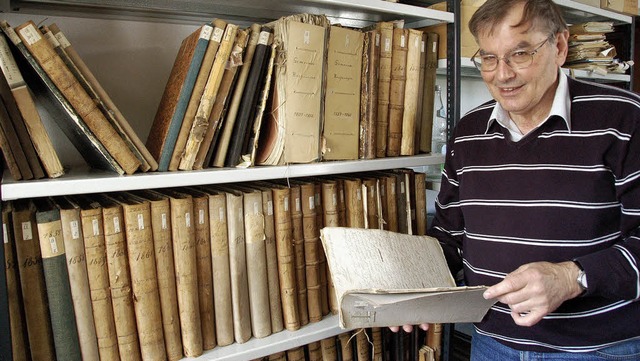 Der Herr der Dokumente: Carl Heinz Ciz im Archivraum im Horbener Rathaus.   | Foto: Tanja Bury