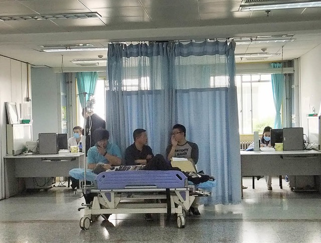 Patienten sitzen auf dem Flur, Behandl...n einem chinesischen Krankenhaus aus.   | Foto: Anna Jakobs