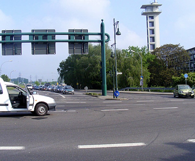 Zwei Verletzte forderte dieser Unfall auf der Kinzigbrcke.   | Foto: bz