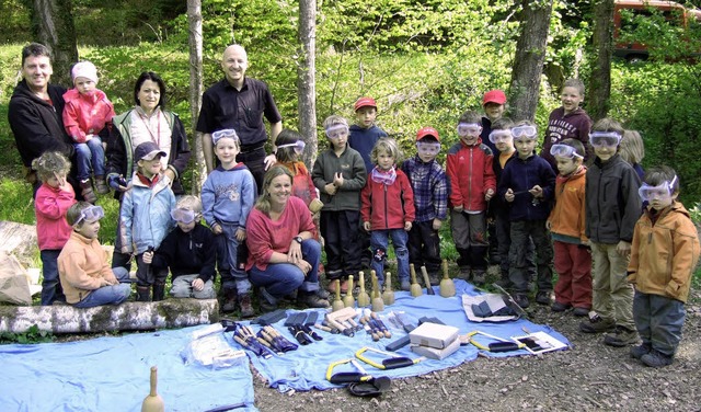 Die Kinder des Waldkindergartens erhie...rtenleiterin Yvonne Sommer (sitzend).   | Foto: Waldkindergarten