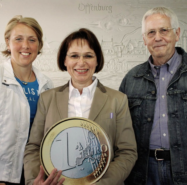 Mit einem Euro dabei sein: Christina O...und Dietmar Krieger vom Frderverein.   | Foto: gertrude siefke