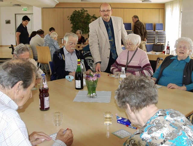 Die Heimbewohnerinnen und Heimbewohner...lausch mit Heimleiter Harald Franken.   | Foto: Frey