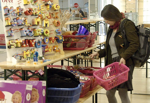 Schmuckloser Abverkauf: von der Bierbank in den Plastikkorb  | Foto: Peter Gerigk