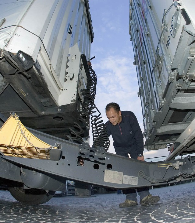 Die sogenannten Gigaliner sind  mehr als 25 Meter lang.   | Foto: dpa