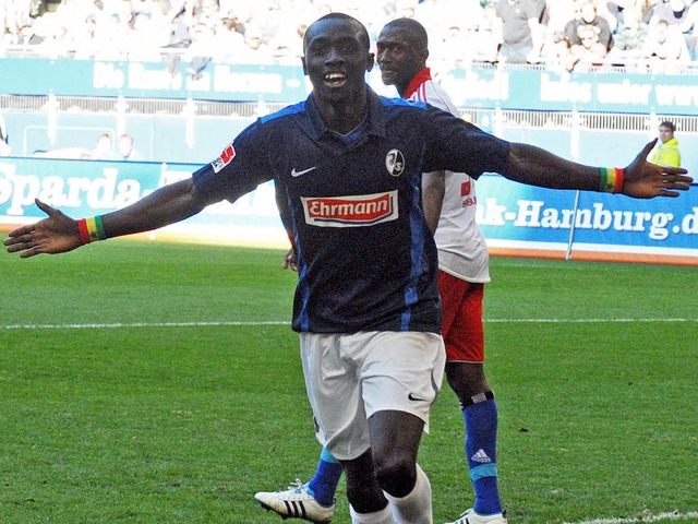 Papiss Demba Ciss bejubelt sein 2:0 gegen den HSV.  | Foto: Michael Heuberger