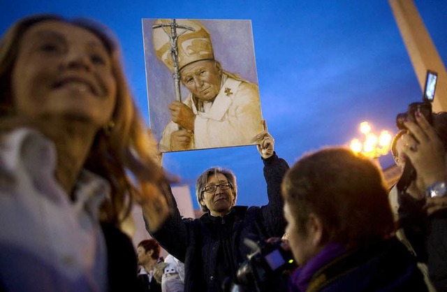 Glubige in Rom freuen sich ber die Seligsprechung Papst Johannes Paul II.  | Foto: dpa