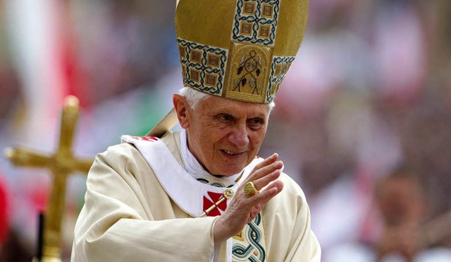 Papst Benedikt XVI. sprach seinen Vorgnger selig.  | Foto: dpa