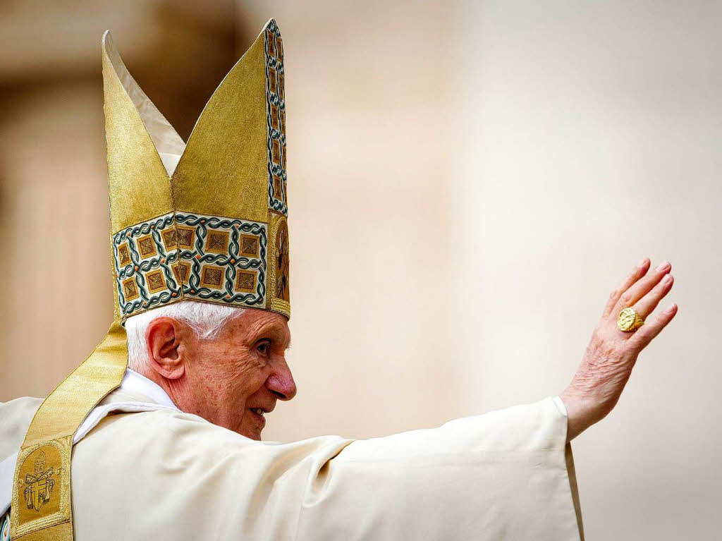 Benedikt XVI. begrte die Glubigen.