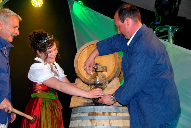 Der Weinhahn sitzt, der Festwein luft...inger und Kellermeister Werner Giener.  | Foto: Roland Vitt