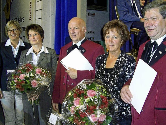 Landrtin Dorothea Strr-Ritter (links...aus. Fr die Ehefrauen gab es Blumen.   | Foto: Karla Scherer