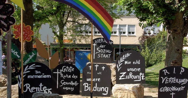 Verdi hatte in Rheinfelden symbolisch einen Sozialstaatsfriedhof aufgebaut.   | Foto: Annette Mahro