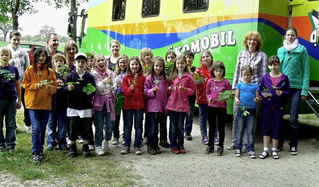 Besuch vom komobil: (von links) Jutta...m Vordergrund natrlich die Kinder.     | Foto: Dieter Fink