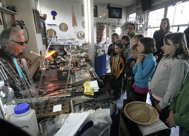 Die Kinder staunten ber das Glasblse...em Atelier  auch selbst aktiv werden.   | Foto: Silvia Eismann