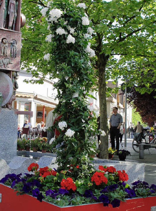 Damit  Rheinfelden aufblhen kann, sti...triebe zehn Blumenksten an die Stadt.  | Foto: Maja Tolsdorf