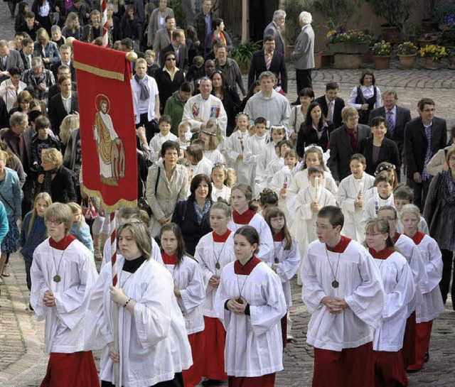 Begleitet vom Pfarrer und den Ministra... die Erstkommunikanten in die Kirche.   | Foto: Ulrike Hiller