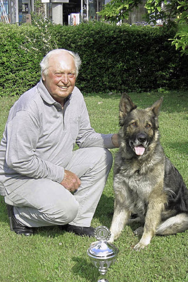 Peter Cebulla mit Myra vom Braunschweiger Wappen.   | Foto: Hiller