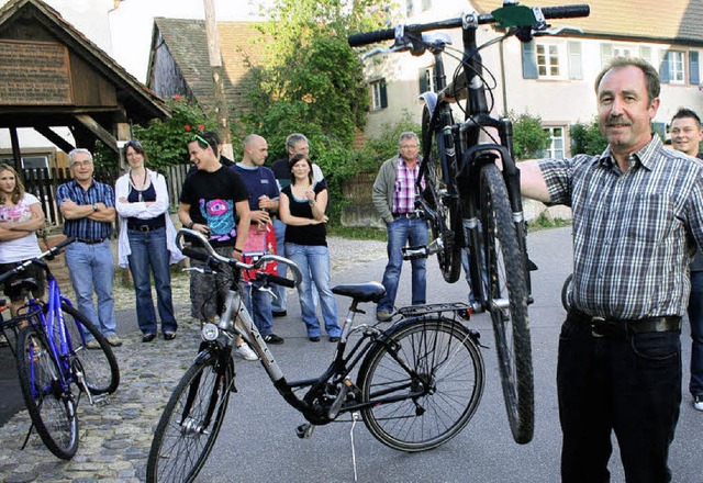 Auktionator Martin Winter prsentiert ... Koch noch eigens hergerichtet worden.  | Foto: Cremer