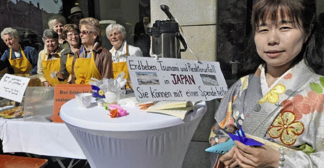 Blickfang: Ai Kitajima im Kimono am Ku...d der Frauengruppe der Freien Whler.   | Foto: Barbara Ruda