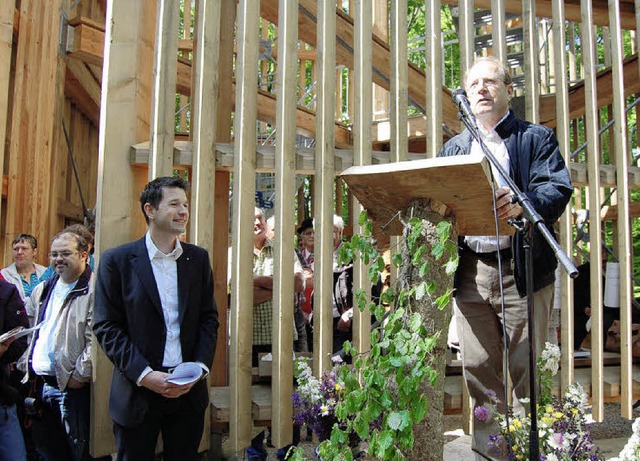 Freuen sich:  Regierungsrat Peter C. B...s, Roger Erdin,  am   Cheisacherturm    | Foto: Melanie Dramac