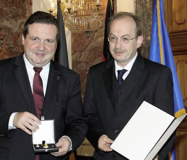 Ministerprsident Stefan Mappus zeichn...it dem Verdienstorden des Landes aus.   | Foto: Volker Knopf