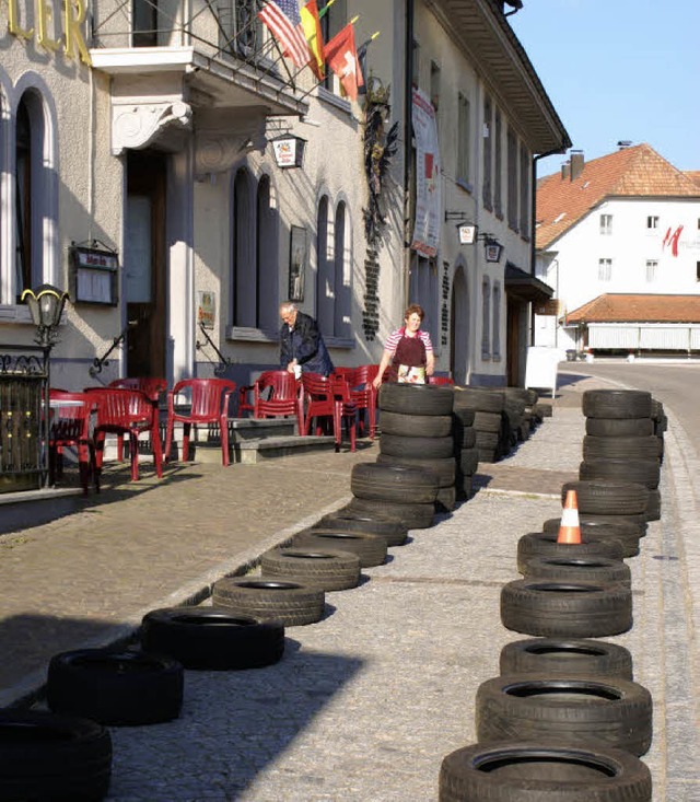 Vor dem Gasthaus Adler in Grwihl lude...ab und blockierten so die Parkpltze.   | Foto: werner probst