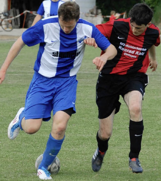 Arm in Arm am Ball vorbei: Efringens S...hlchttal schossen bers Ziel hinaus.   | Foto: Held