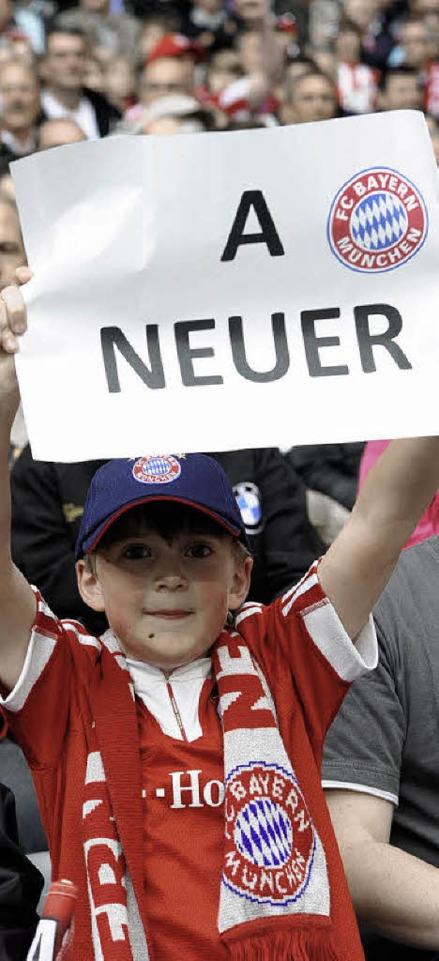 Von ihm aus darf Manuel Neuer gern nach Mnchen kommen: ein kleiner Bayern-Fan   | Foto: dpa