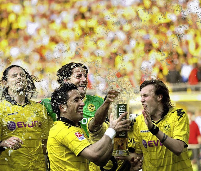 Dortmunds Lucas Barrios verpasst seinen Mannschaftskollegen eine Bierdusche.   | Foto: dapd