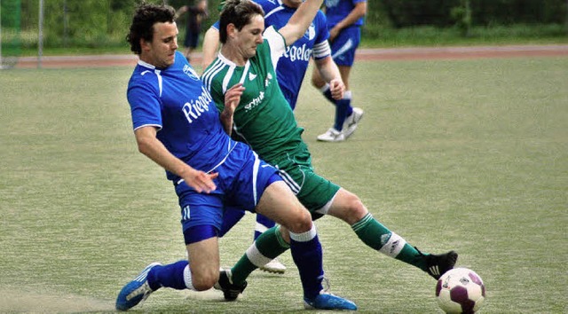 Der Endinger Torschtze Santiago Fisch...  gegen Ralf Wassmer vom FC Zell ein.   | Foto: Felix Held