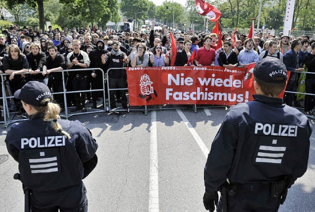 Protest gegen ewiggestrige Ideen und i...monstration gegen die NPD in Heilbronn  | Foto: DPA